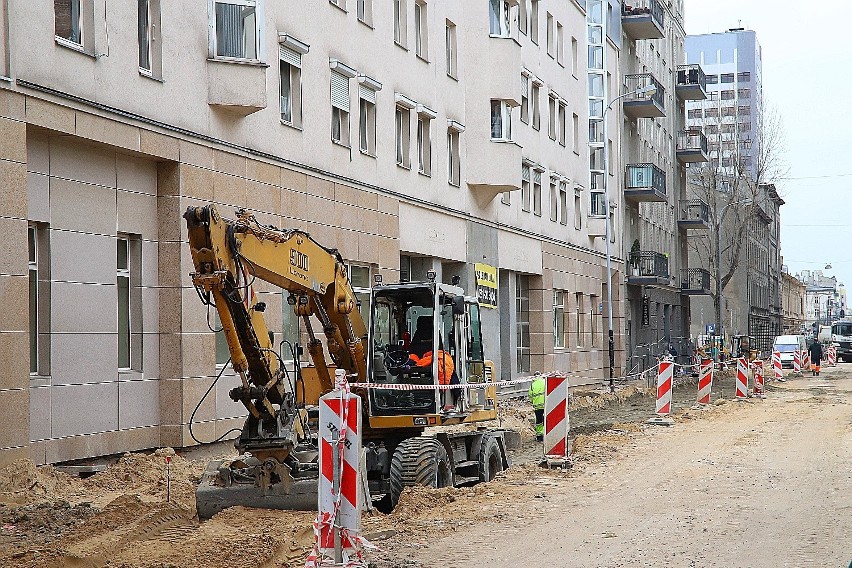 Remont ulicy Nawrot w Łodzi. Rozkopana ulica, zniszczone kamienice i nowe domy