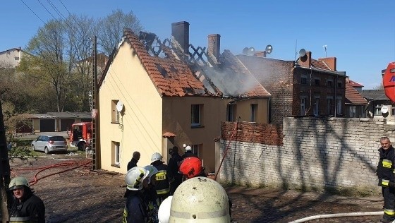 W pożarze w Połczynie-Zdroju dwie rodziny straciły dach nad...