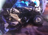 Makabryczny wypadek: 18-letni kierowca uderzył w drzewo w Pisarzowicach, bo zasnął za kierownicą. Lądował śmigłowiec LPR