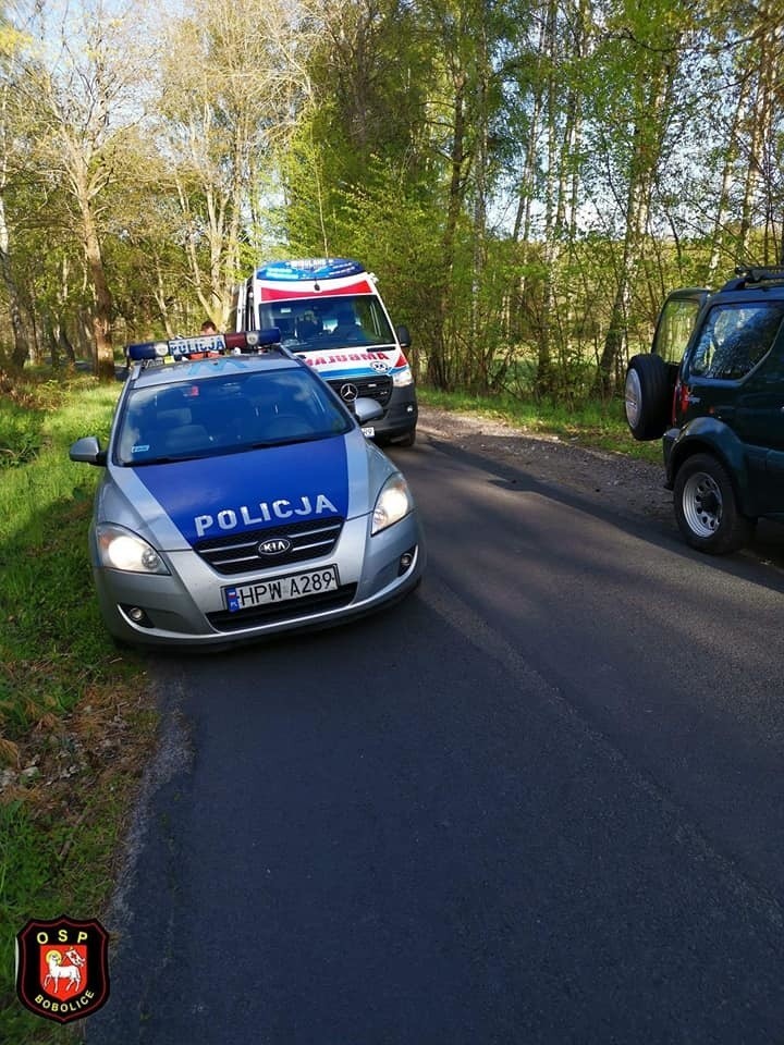 Wypadek w miejscowości Nowosiółki koło Bobolic. Auto uderzyło w drzewo