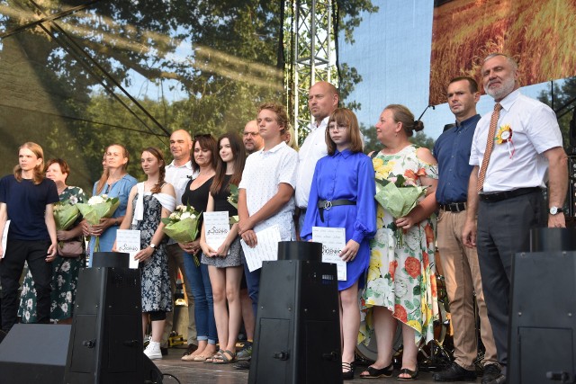 Najlepsi absolwenci szkół i ich rodzice uhonorowani na stadionie w Sicienku