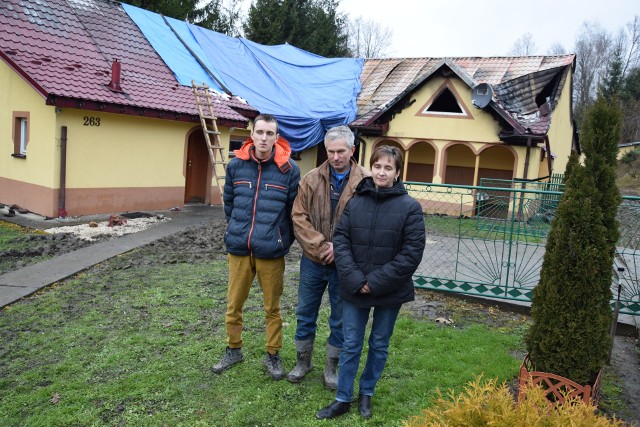 Krystyna i Marian Ożogowie z synem Dawidem przed spalonymi zabudowaniami. Rodzina sprowadziła się do Łęk przed 15 laty i włożyła dużo sił i pieniędzy, aby ich dom wyglądał jak najładniej