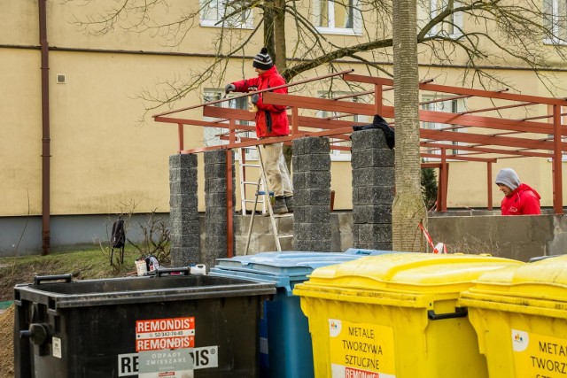 Na miejscu trwa montaż nowej wiaty śmietnikowej, która ma być bardziej funkcjonalna.