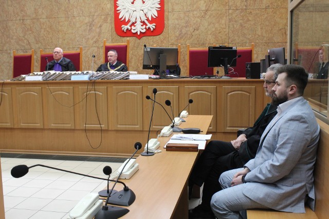 Sebastian Kościelnik (z lewej) z adwokatem Władysławem Pociejem przed sądem