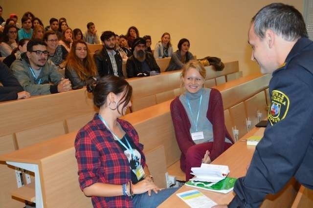 Zagraniczni studenci UMK przed rozpoczęciem nauki w Toruniu spotkali się ze strażnikami miejskimi 