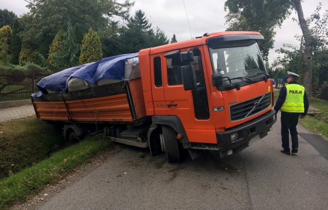 W czwartek po godz. 10, kierujący volvo jadąc ul. Lipową w Orłach w pow. przemyskim, zjechał na pobocze a następnie do rowu.