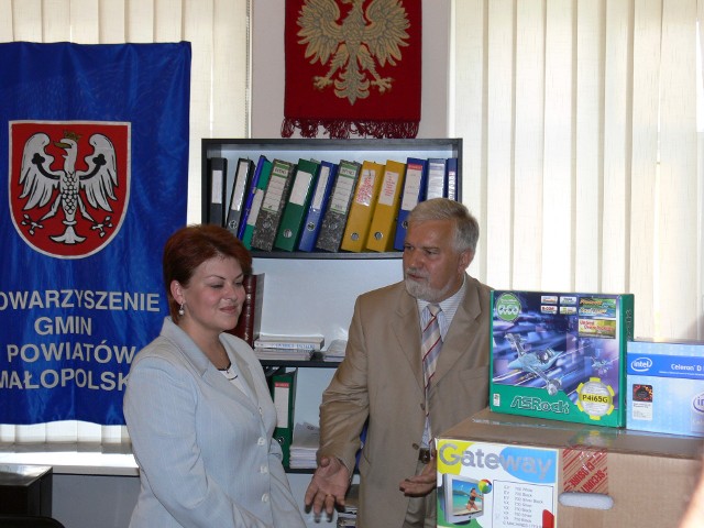 Andżelika Borys i Kazimierz Barczyk, przekazanie komputerów Związkowi Polaków Na Białorusi.