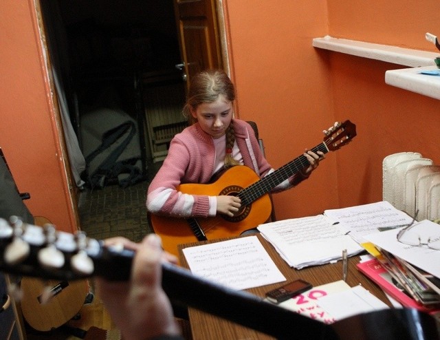 W ubiegłym roku szkolnym Natalia Zduniak uczyła się w Kwadracie gry na gitarze. Na podobne zajęcia może się zapisać każdy.