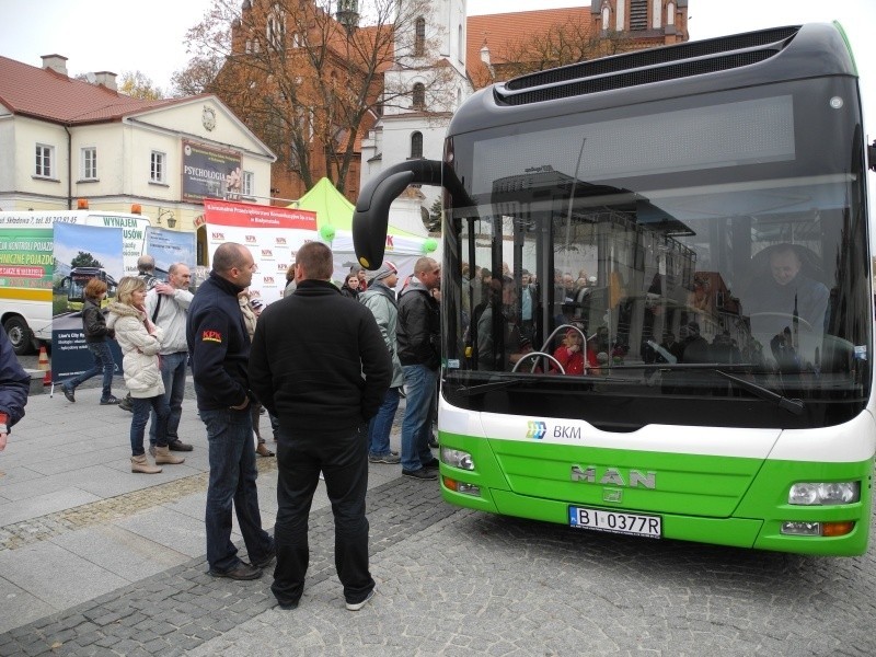 Nowoczesny autobus na Rynku Kościuszki. Jest hybrydowy [FOTO, WIDEO]