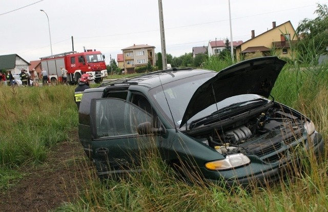 Chrysler wpadł na chodnik i po przejechaniu kilkudziesięciu metrów zjechał na przydrożne nieużytki.
