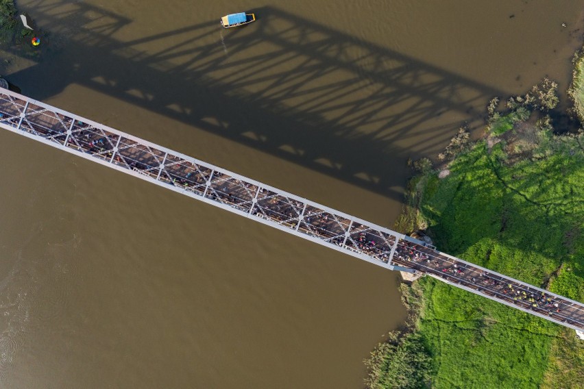Wielka rodzina rowerzystów na moście w Stanach. 13 września...