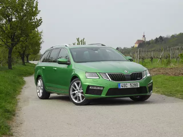 Skoda Octavia RS Octavia RS jest dostępna w dwóch wersjach silnikowych. Słabszą jednostką jest czterocylindrowy silnik wysokoprężny TDI o pojemności 2 litrów i mocy 184 KM, która współpracuje z sześciobiegową przekładnią manualną. Obok opcji ze skrzynią DSG, Octavia RS 2.0 TDI dostępna jest również z napędem na obie osie.Fot. Wojciech Frelichowski