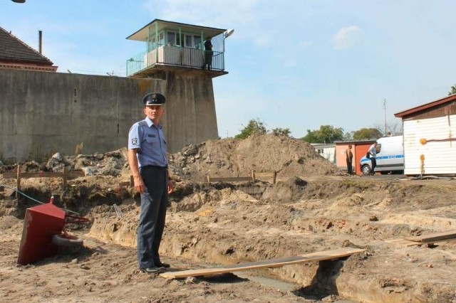 - Przy budowie kuchni firma zatrudniła do pracy naszych skazanych - tłumaczy Andrzej Tesarewicz, dyrektor zakładu karnego nr 2. - Tak jest taniej.