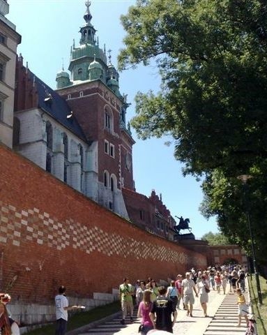 Skandal na Wawelu. Pijany golas zaatakował sarkofag prezydenckiej pary