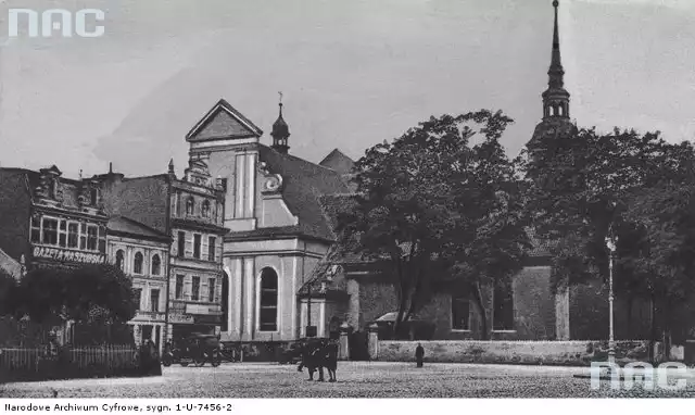 Fragment rynku w Wejherowie z widokiem na kościół farny. Między rokiem 1918 a 1928.Wejherowo z lotu ptaka: