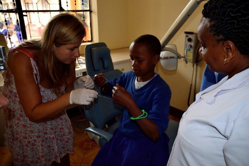 Nie bój się dentysty! Poznańscy dentyści leczyli dzieci w Tanzanii [ZDJĘCIA]
