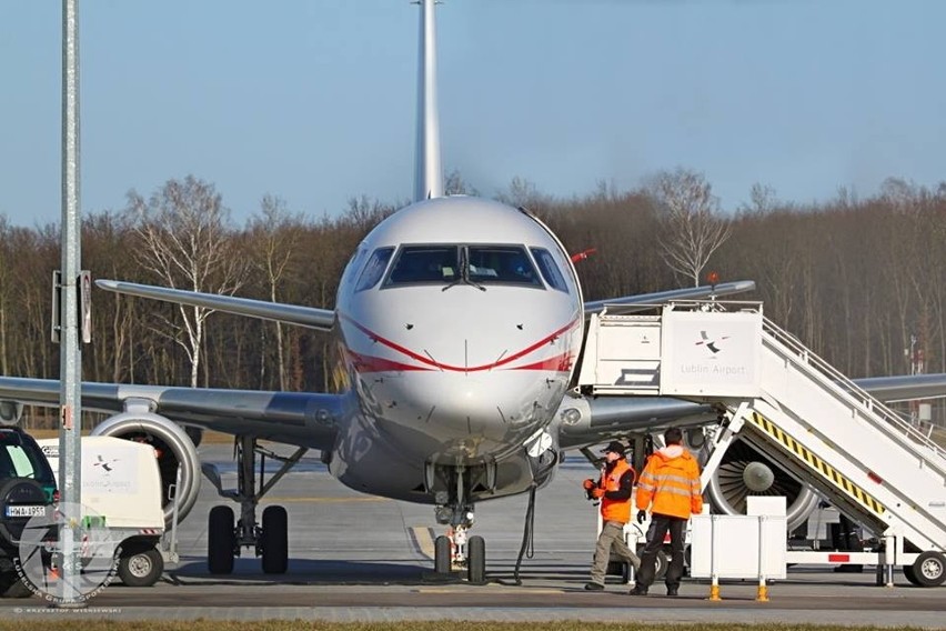 O godz. 9.53 na lubelskim lotnisku wylądował rządowy Embraer...