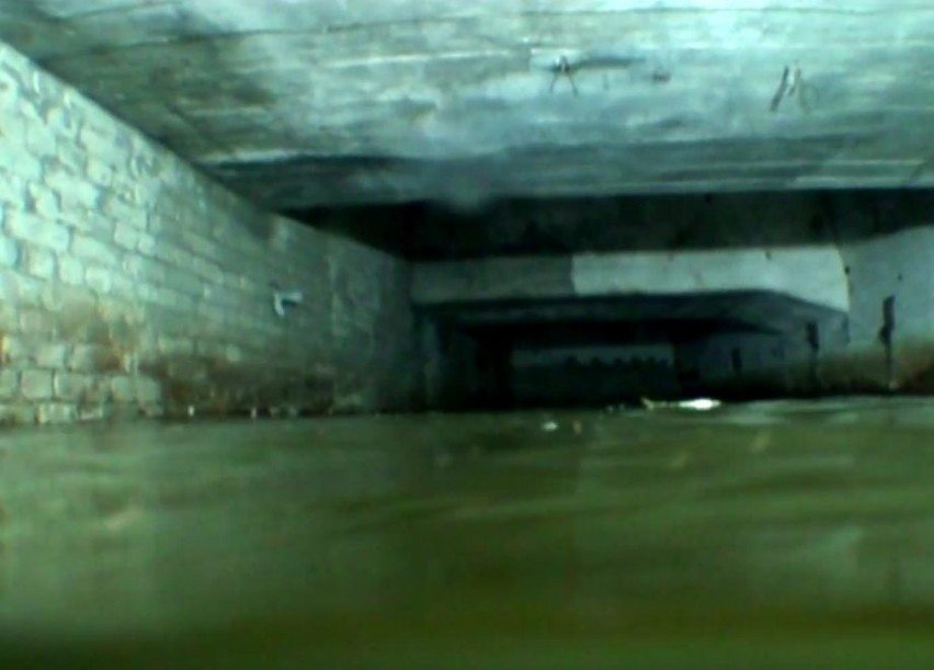 Nurkowali w zalanych podziemiach fabryki w Policach [wideo]