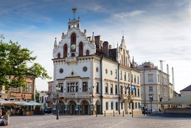 Rynek w Rzeszowie. Na pierwszym planie Ratusz.