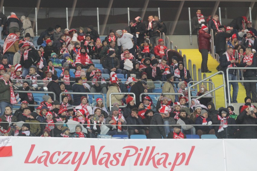Komplet kibiców obserwował na Stadionie Śląskim mecz...