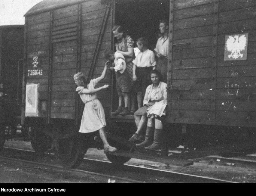 Powojenne zdjęcia punktów repatriacyjnych oraz pociągów z...