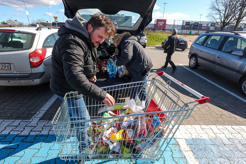 Sklepy wprowadzają specjalne zasady obsługi klientów....