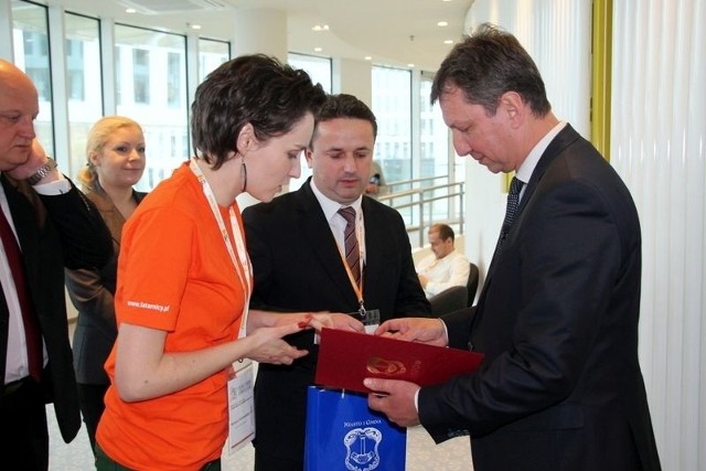 Minister Administracji i Cyfryzacji Andrzej Halicki otrzymał od Burmistrza Leszka Kopcia i Wioletty Piwowarskiej zaproszenie na otwarcie Centrum Aktywności Cyfrowej w Staszowie.