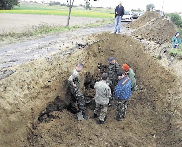 Poszukiwania niemieckiego czołgu odbywały się tuż przy gminnej drodze