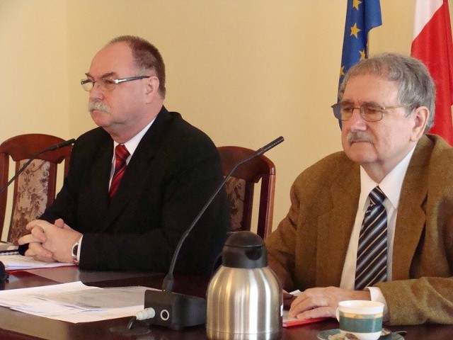 Przewodniczący Jan Chmielewski i wiceprzewodniczący Zdzisław Paprocki (z prawej) do niedawna byli w kooalicji. Teraz znaleźli się po przeciwnych stronach