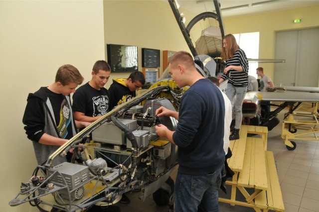 Szkoła w Bujnach chce kształcić uczniów m.in. na mechaników lotniczych