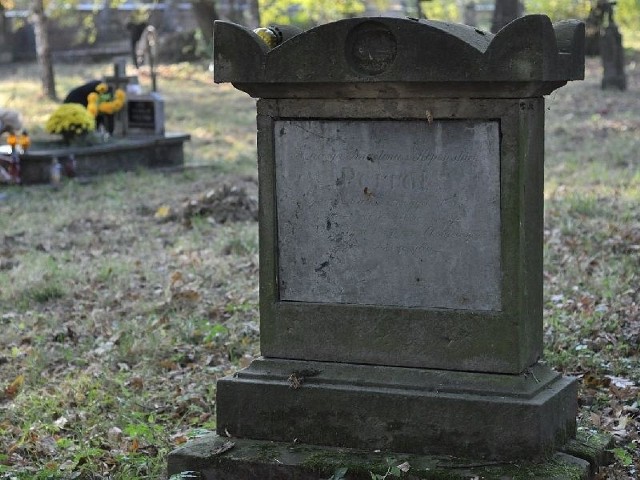 Pieniądze zebrane podczas kwesty na tarnobrzeskich nekropoliach wspomagają fundusz na odnowę starych nagrobków na Cmentarzu Na Piaskach w Tarnobrzegu-Miechocinie.
