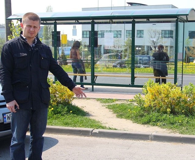 Piotr Mieśnik pokazuje miejsce, gdzie znalazł zakrwawionego brata. Po drugiej stronie ulicy budynek, w którym mieści się klub Aula.