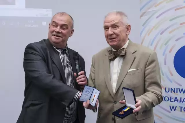 Prof. Paweł Sysa (z prawej) odbiera medal za zasługi dla ukraińskiej weterynarii na otwarciu nowego Instytutu Weterynarii UMK.