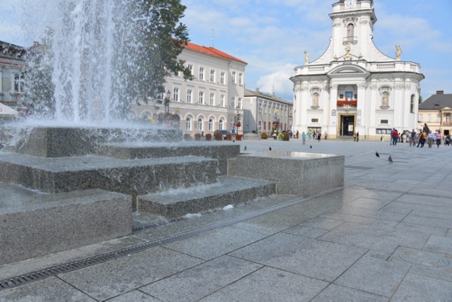 Fontanna znajduje się jest na rynku czyli pl. Jana Pawła II w Wadowicach
