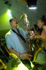 Dźwięki saksofonu na plażowej imprezie w usteckim Beach Barze (zdjęcia)