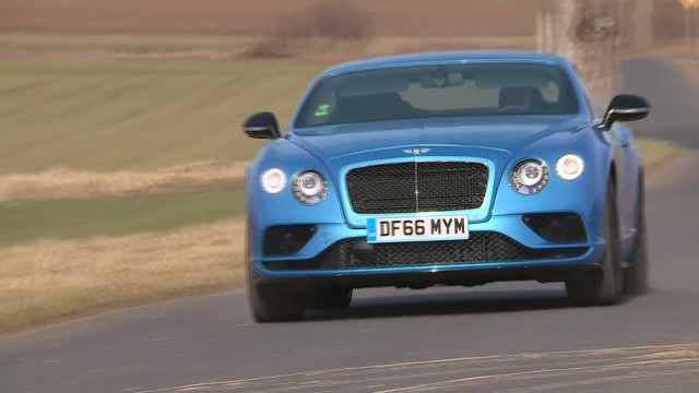 Bentley Continental GT V8S Pod maską pojazdu pracuje ośmiocylindrowy silnik o pojemności 4 litrów i mocy 528 KM. Dzięki niemu samochód do 100 km/h rozpędza się w zaledwie 4,3 sekundy, a prędkość maksymalna przekracza 300 km/h.Fot. TVN Turbo/x-news