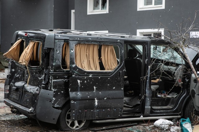 Jeden z samochodów cywilnych mieszkańców Buczy ostrzelany przez Rosjan. Auto jest dosłownie podziurawione kulami. W Buczy doszło do zbrodni wojennej - uważają prokuratorzy