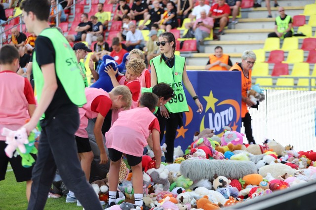 W sobotę na murawie Suzuki Arena w Kielcach wylądowało 4528 pluszaków, które trafią do okolicznych domów dziecka.