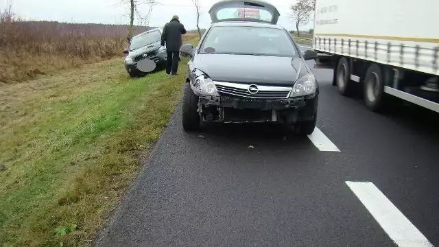 Na drodze krajowej nr 6 w Krzywopłotach zderzyły się dwa samochody osobowe.