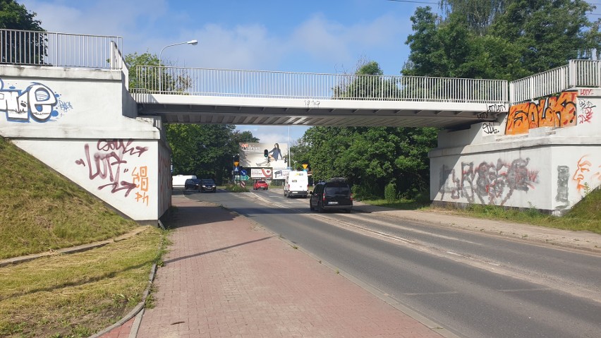 Remontują drogę rowerową w Łodzi na Łagiewnickiej ale z przerwą na wiadukt. Bo miasto nie może się dogadać z PKP