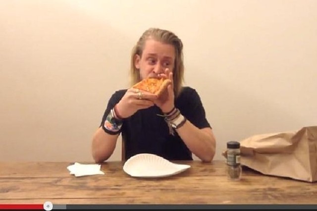 Macaulay Culkin je pizzę (fot. screen YouTube)