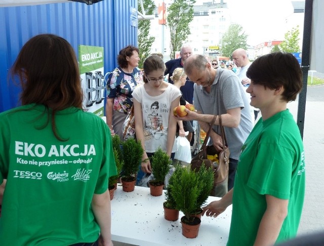 Ekoakcja: W Szczecinie zebrano 1,5 tony opakowań   Uczestnicy ekoakcji przynosząc 10 dowolnych opakowań po napojach, otrzymywali w zamian wiosenną sadzonkę iglaka lub 100 zielonych punktów Clubcard.