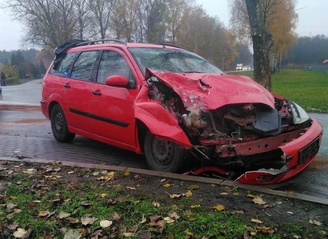 Do groźnie wyglądającego wypadku doszło dziś na drodze krajowej nr 10 między Toruniem a Bydgoszczą. W Makowiskach samochód osobowy zderzył się z ciężarówką. Na szczęście nikt nie odniósł poważniejszych obrażeń. Osoby podróżujące samochodem osobowym zostały przebadane przez ZRM, jednak nie wymagały one hospitalizacji. Ruch na drodze przez jakiś czas odbywał się z utrudnieniami. Sprawę wyjaśnia policja.Zobacz także:Rozszczelnienie gazociągu w ToruniuNowosciTorun