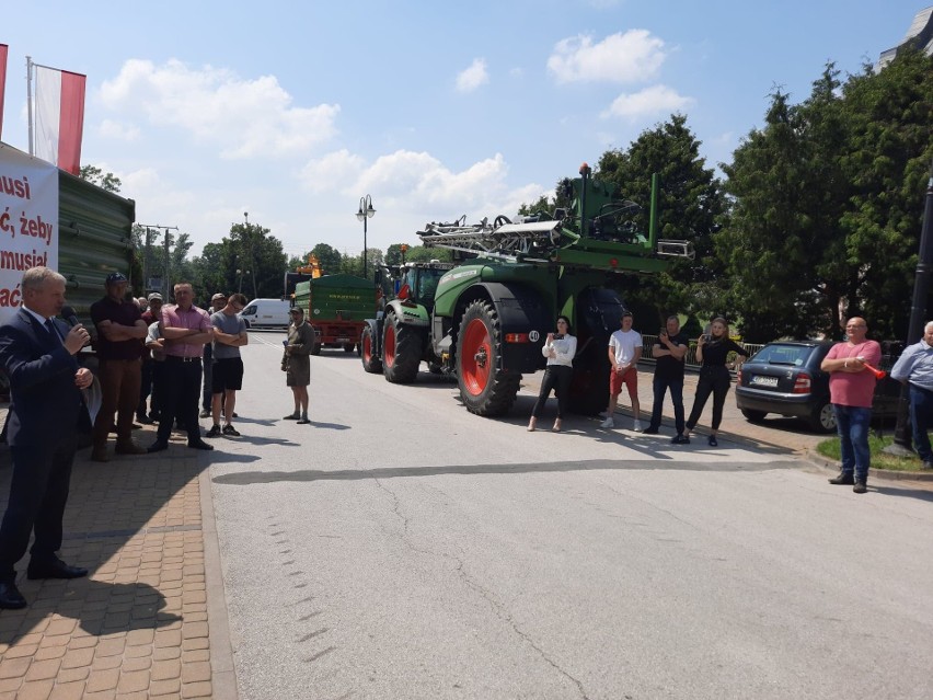 Protest rolników z gminy Zakrzew. Kolumna ciągników blokowała część drogi numer 740. Ruszyła z Milejowic pod Urząd Gminy [WIDEO, ZDJĘCIA]