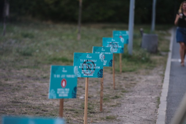 W reakcji na oburzenie sąsiadów, klub Na Fali opublikował post z apelem: "Nie wjeżdżajcie autami na trawniki i osiedla i wszędzie tam, gdzie znaki na to nie pozwalają. Zachęcamy do korzystania z komunikacji miejskiej (przystanek AWF) lub rowerów".