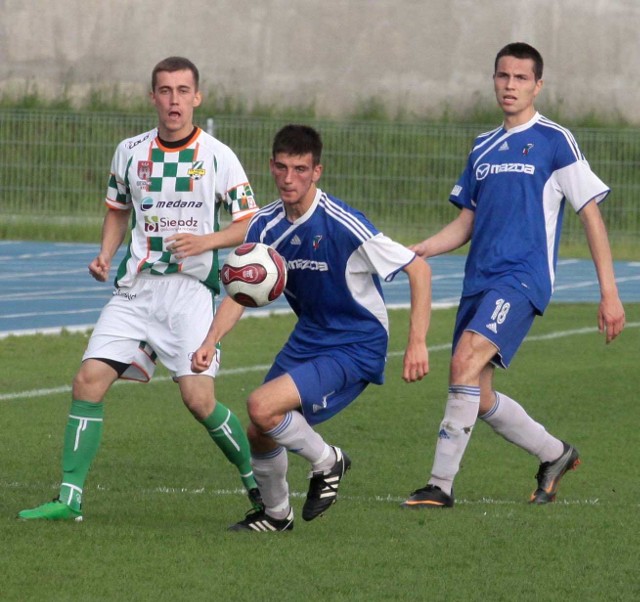 Dobry mecz w barwach Broni rozegrał Dominik Leśniewski (na pierwszym planie).