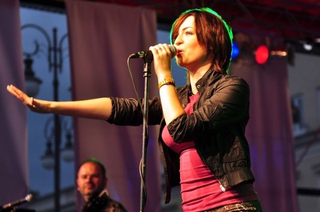 Agnieszka Dyk, wokalistka zespołu poruszyła tłumy na radomskim deptaku.
