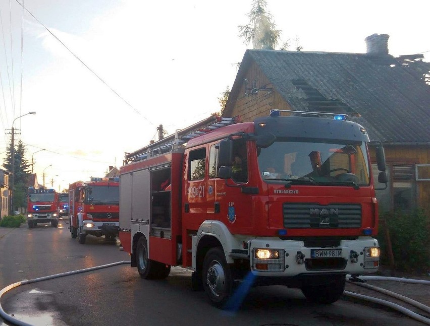 Pożar domu w Ciechanowcu. Ochroniarze uratowali mężczyznę.