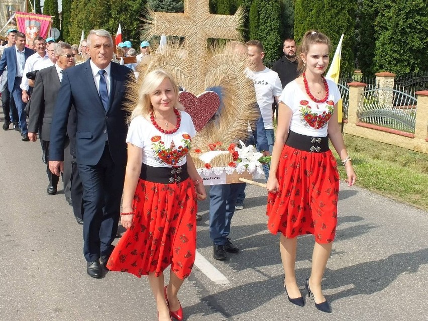 Tradycją dożynek w Kałkowie jest barwny korowód o długości...