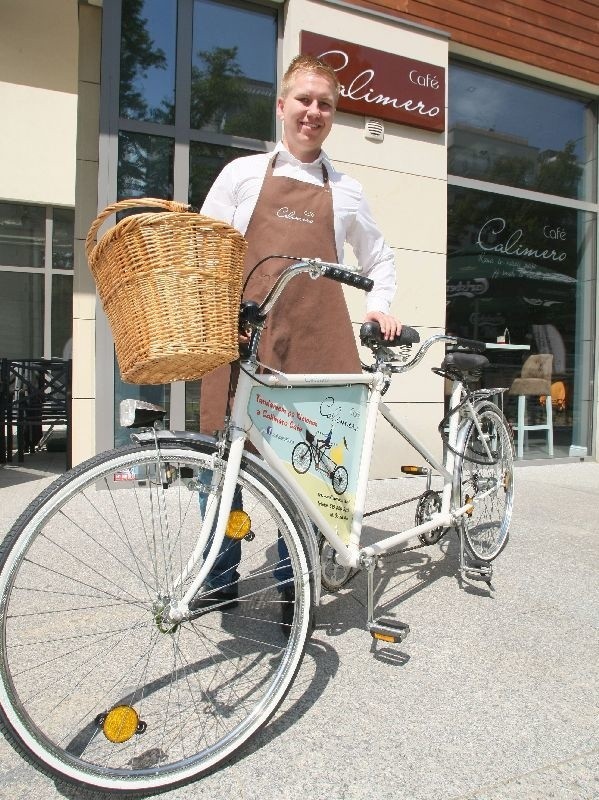 Mariusz Marzecki, właściciel kieleckiej Calimero Cafe prezentuje tandem, którym mogą pojeździć goście kawiarni.